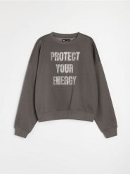 Dresowa bluza crewneck z błyszczącym napisem - szary. Szare bluzy damskie Sinsay, l, bez wzorów, z dresówki, bez ramiączek, bez kaptura. Za 59.99 zł.