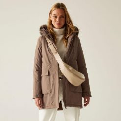 Płaszcz damski przejściowy ocieplany przeciwdeszczowy Sabinka. Brązowe płaszcze damskie Regatta, bez wzorów, z puchu, eleganckie, bez kołnierzyka, bez kaptura. W wyprzedaży za 379.99 zł.