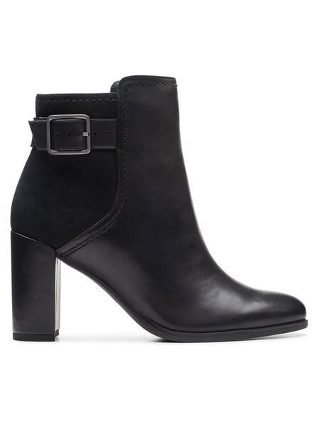 Clarks Botki Freva 85 Buckle 26174749 Czarny. Czarne botki damskie Clarks, bez wzorów, ze skóry, bez obcasa, na słupku, bez zapięcia. Za 313.99 zł.