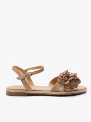 Jasnobrązowe sandały z kwiatem. Brązowe sandały damskie Ryłko, bez wzorów, ze skóry, z okrągłym noskiem, bez obcasa, na płaskiej podeszwie, bez zapięcia. Za 379.99 zł.