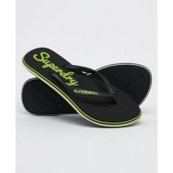 Klapki damskie Superdry Neon Rainbow Sleek japonki. Czarne klapki damskie Superdry, bez wzorów, z materiału, bez obcasa, bez zapięcia. Za 94.95 zł.
