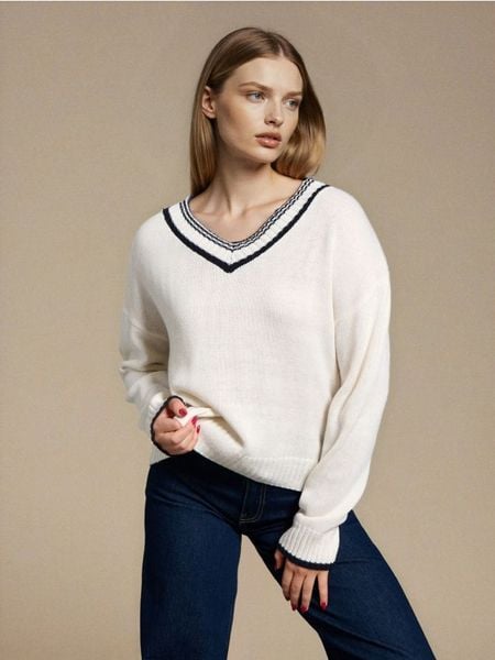 Sweter z kontrastowym dekoltem - biały. Białe swetry nierozpinane damskie Sinsay, l, bez wzorów, bez kołnierzyka, bez ramiączek. Za 49.99 zł.