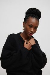 Sweter oversize z bufiastym rękawem BLACK - RIVERO-UNI. Czarne swetry nierozpinane damskie Marsala, na lato, bez wzorów, z wełny, klasyczne, bez kołnierzyka, bez ramiączek. Za 249.90 zł.