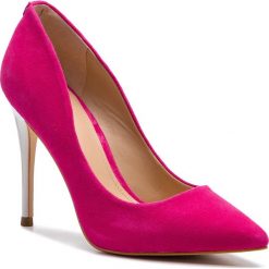 Szpilki GUESS - Okley FL6OKL SUE08 FUXIA. Czerwone szpilki damskie Guess, z aplikacjami, ze skóry ekologicznej, bez obcasa, na obcasie, bez zapięcia. W wyprzedaży za 359.00 zł.