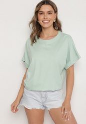 Jasnozielony T-shirt z Wiskozą o Kroju Nietoperza Tanariona. Zielone t-shirty damskie Born2be, bez wzorów, z jeansu, bez kołnierzyka, bez ramiączek. Za 64.99 zł.
