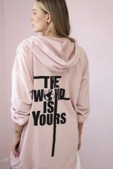 Bluza z nadrukiem "The world is yours" ciemny pudrowy róż. Czerwone bluzy damskie KESI, l, bez wzorów, z bawełny, bez ramiączek, bez kaptura. Za 238.37 zł.