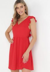Czerwona Rozkloszowana Sukienka Mini z Tkaniny Plumeti i Odkrytymi Plecami Caitadi. Czerwone sukienki damskie Born2be, na imprezę, l, bez wzorów, z tkaniny, eleganckie, bez kołnierzyka, bez ramiączek, mini, rozkloszowane. Za 99.99 zł.