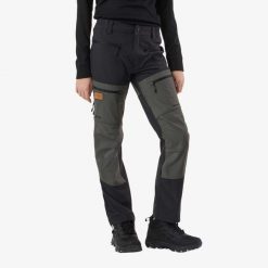 Spodnie outdoor hiking junior Swedemount Lofoten Stretch Pants szybkoschnące. Czarne spodnie sportowe damskie SWEDEMOUNT, na lato, bez wzorów, młodzieżowe, outdoorowe. Za 329.99 zł.