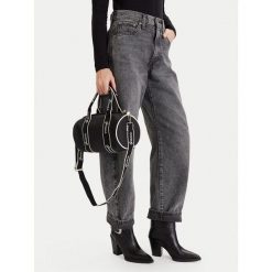 Torba weekendowa Guess. Czarne torby podróżne damskie Guess, z aplikacjami. Za 199.99 zł.