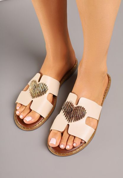 Beżowe Klapki z Wycięciami i Sercem Nevonilla. Brązowe klapki damskie Born2be, na lato, bez wzorów, eleganckie, bez obcasa, na płaskiej podeszwie, bez zapięcia. Za 79.99 zł.