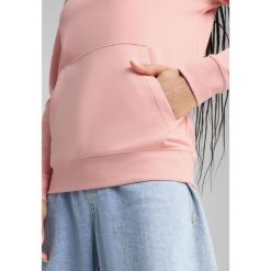 Damska bluza z kapturem ESS METALLIC PUMA Pink Fruit Metallic Silver. Czerwone bluzy damskie Puma, xs, bez wzorów, sportowe, bez ramiączek, z kapturem. W wyprzedaży za 174.00 zł.