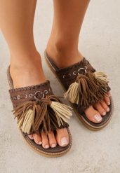 Ciemnobrązowe Płaskie Klapki Boho VICES z Imitacji Zamszu Zdobione Frędzlami Krili. Brązowe klapki damskie Born2be, na lato, z aplikacjami, z jeansu, boho, bez obcasa, na płaskiej podeszwie, bez zapięcia. Za 119.99 zł.