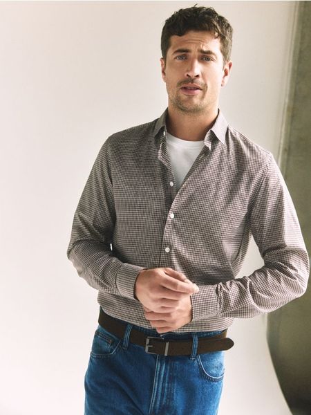 Koszula regular fit w kratę - brązowy. Brązowe koszule męskie Reserved, l, bez wzorów, z bawełny, bez kołnierzyka, bez ramiączek. Za 139.99 zł.