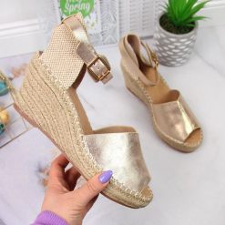 Sandały damskie espadryle na koturnie złote eVento 0153. Żółte sandały damskie eVento, bez wzorów, z materiału, bez obcasa, na koturnie, bez zapięcia. Za 129.99 zł.