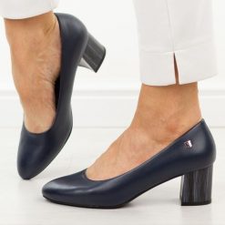 Granatowe czółenka damskie na obcasie Sergio Leone Pb404. Niebieskie czółenka damskie Sergio Leone, na jesień, bez wzorów, ze skóry, biznesowe, z okrągłym noskiem, bez obcasa, na obcasie, bez zapięcia. Za 169.00 zł.