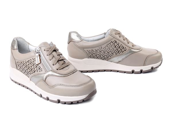 COMFORTABEL 951337-08 beige, półbuty damskie. Brązowe półbuty damskie Comfortabel, na lato, w ażurowe wzory, ze skóry, bez obcasa, na koturnie, bez zapięcia. Za 269.93 zł.