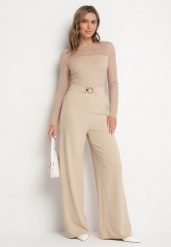 Jasnobeżowy Koronkowy Kombinezon z Wiskozą z Szerokimi Nogawkami Ninarena. Brązowe sukienki damskie Born2be, na co dzień, l, bez wzorów, z koronki, eleganckie, bez kołnierzyka, bez ramiączek. Za 169.99 zł.