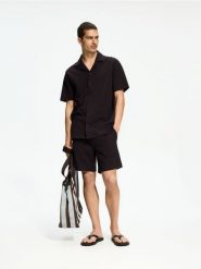 Strukturalna koszula regular fit - ciemnobrązowy. Brązowe koszule męskie Reserved, l, bez wzorów, z bawełny, bez kołnierzyka, bez ramiączek. Za 119.99 zł.