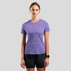 Koszulka damska do biegania ODLO Zeroweight Engineered Chill-Tec. Fioletowe bluzki damskie ODLO, s, bez wzorów, sportowe, bez kołnierzyka, bez ramiączek. Za 368.99 zł.