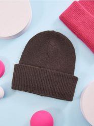 Czapka basic - brązowy. Brązowe czapki damskie Sinsay, bez wzorów, z materiału. Za 19.99 zł.