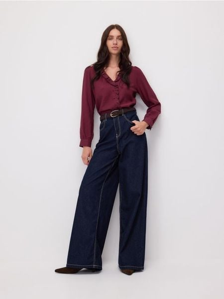 Koszula z ozdobną falbanką - bordowy. Czerwone koszule damskie Reserved, l, bez wzorów, z tkaniny, bez kołnierzyka, bez ramiączek. W wyprzedaży za 59.99 zł.