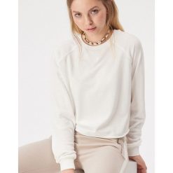 Gładka bluza z raglanowymi rękawami - Kremowy. Białe bluzy damskie Sinsay, l, bez wzorów, bez ramiączek, bez kaptura. Za 29.99 zł.