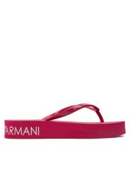 Emporio Armani Klapki XVQS07 XN118 00238 Różowy. Czerwone klapki damskie Emporio Armani, bez wzorów, z tworzywa sztucznego, bez obcasa, bez zapięcia. Za 223.00 zł.