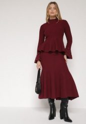Bordowy Dzianinowy Komplet z Wiskozą Spódnica i Sweter z Baskinką i Cyrkoniami Neora. Czerwone swetry nierozpinane damskie Born2be, m, bez wzorów, z dzianiny, eleganckie, bez kołnierzyka, bez ramiączek. Za 259.99 zł.