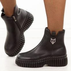 Czarne skórzane botki damskie Filippo Dbt7274/25. Czarne botki damskie Filippo, na jesień, bez wzorów, z jeansu, eleganckie, z okrągłym noskiem, bez obcasa, na platformie, bez zapięcia. Za 319.00 zł.