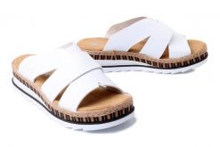 Rieker V7989-80 white, klapki damskie. Białe klapki damskie Rieker, na lato, bez wzorów, bez obcasa, na koturnie, bez zapięcia. Za 299.90 zł.
