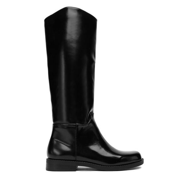 Kozaki DeeZee. Czarne kozaki damskie DeeZee, bez wzorów, bez obcasa, na płaskiej podeszwie, bez zapięcia. Za 259.99 zł.