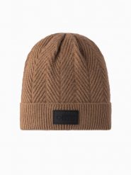 Dzianinowa męska czapka o sweterkowym splocie z naszywką – jasnobrązowa V4. Brązowe czapki męskie Ombre Clothing, z aplikacjami, z dzianiny. W wyprzedaży za 84.49 zł.