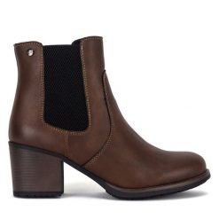 Botki Clara Barson. Brązowe botki damskie Clara Barson, bez wzorów, bez obcasa, na słupku, bez zapięcia. Za 149.99 zł.