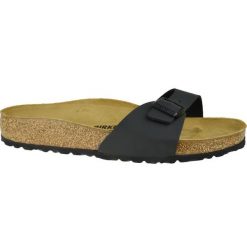 Klapki Birkenstock Madrid Bf 40791 czarne. Czarne klapki damskie bez wzorów, z materiału, casualowe, bez obcasa, bez zapięcia. Za 576.26 zł.