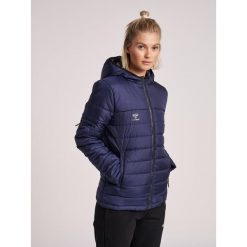 Kurtka damska Hummel Quilted North. Niebieskie kurtki sportowe damskie Hummel, l, bez wzorów, z materiału, bez ramiączek, z kapturem, outdoorowe. Za 301.15 zł.