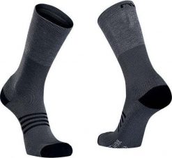 Skarpety rowerowe NORTHWAVE EXTREME PRO HIGH SOCK czarne. Szare skarpetki damskie Northwave, bez wzorów, z wełny. Za 119.70 zł.