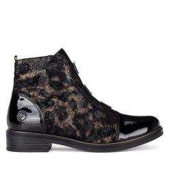 Trzewiki Remonte. Czarne botki damskie Remonte, bez wzorów, bez obcasa, na płaskiej podeszwie, bez zapięcia. Za 359.00 zł.