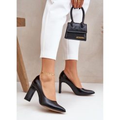 Lewski Shoes Eleganckie Czółenka Ze Skóry Naturalnej Na Słupku Lewski 2659/2043 Czarne. Czarne czółenka damskie bez wzorów, ze skóry, biznesowe, ze szpiczastym noskiem, bez obcasa, na obcasie, bez zapięcia. Za 446.34 zł.
