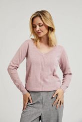 Sweter z dekoltem w serek różowy. Czerwone swetry nierozpinane damskie MOODO, l, bez wzorów, bez kołnierzyka, bez ramiączek. W wyprzedaży za 59.99 zł.