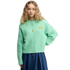 Damski kardigan z dzianiny Siroko Apollo-W Green. Zielone kardigany damskie SIROKO, na zimę, bez wzorów, z dzianiny, bez kołnierzyka. Za 169.00 zł.