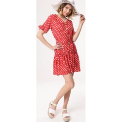Czerwona Sukienka One Month. Czerwone sukienki damskie Born2be, m, z aplikacjami, bez kołnierzyka, bez ramiączek, mini. Za 69.99 zł.