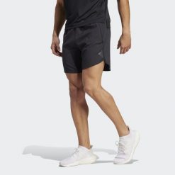 Krótkie spodenki męskie adidas DESIGNED FOR TRAIN. Czarne buty sportowe męskie Adidas, bez wzorów, bez zapięcia, na fitness i siłownię. Za 171.99 zł.