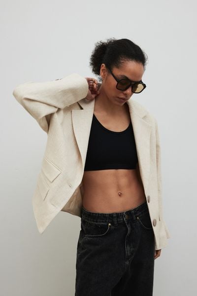 Marynarka o prostym kroju w kolorze IVORY LINEN - RICHMOND. Brązowe marynarki i żakiety damskie Marsala, bez wzorów, z bawełny, eleganckie, bez kołnierzyka, bez ramiączek. Za 599.90 zł.