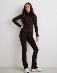Damskie legginsy ocieplane rozszerzane petite kakaowe. Brązowe legginsy damskie Aim'n, bez wzorów, z materiału. Za 350.00 zł.