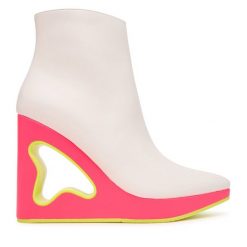 Botki United Nude. Białe botki damskie United Nude, bez wzorów, bez obcasa, na koturnie, bez zapięcia. Za 2,379.00 zł.