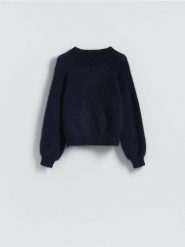 Sweter z moherem - granatowy. Niebieskie swetry nierozpinane damskie Reserved, l, bez wzorów, z dzianiny, bez kołnierzyka, bez ramiączek. Za 359.99 zł.