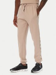 Guess Spodnie dresowe Z2YB09 KB3P2 Beżowy ciemny Regular Fit. Brązowe spodnie sportowe męskie Guess, l, z aplikacjami, z dresówki. Za 434.99 zł.