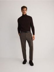 Bawełniany sweter z golfem - brązowy. Brązowe swetry męskie Reserved, l, bez wzorów, z bawełny, bez kołnierzyka, bez ramiączek. W wyprzedaży za 59.99 zł.