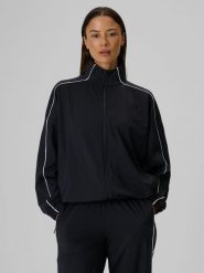 4F Bluza dresowa loose bez kaptura damska - czarna XS. Czarne bluzy damskie 4F, l, bez wzorów, z dresówki, sportowe, bez ramiączek, bez kaptura. Za 179.99 zł.