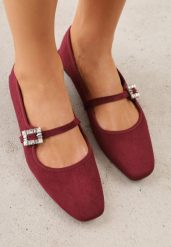 Bordowe Balerinki z Imitacji Zamszu o Fasonie Mary Jane z Cyrkoniową Klamrą Ireltise. Czerwone balerinki damskie Renee, z aplikacjami, eleganckie, bez obcasa, bez zapięcia. Za 79.99 zł.